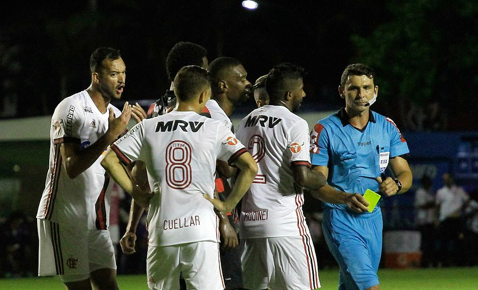 Trio de arbitragem de Vitória x Flamengo é afastado pela CBF