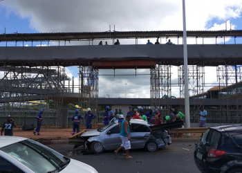 Mulher morre após estrutura metálica atravessar carro na Paralela