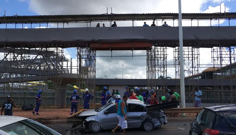 Mulher morre após estrutura metálica atravessar carro na Paralela