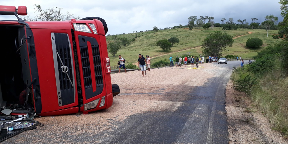 Bi-trem carregado de feijão tomba na BA 130
