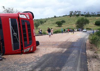 Bi-trem carregado de feijão tomba na BA 130