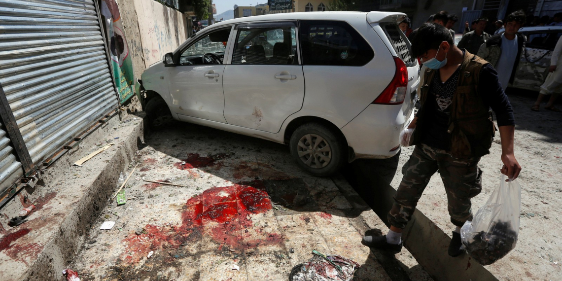 Atentado perto de centro de registro eleitoral deixa 57 mortos em Cabul