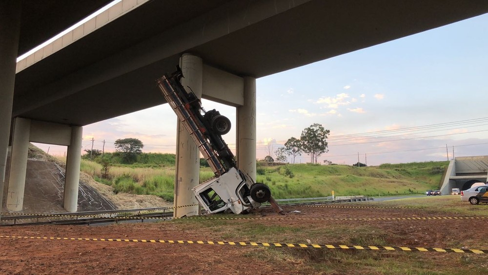 SP – Caminhão despenca de viaduto e motorista morre