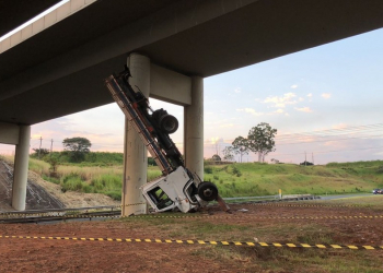 SP – Caminhão despenca de viaduto e motorista morre