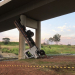 SP – Caminhão despenca de viaduto e motorista morre