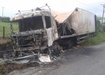 Carreta pega fogo na BA-233, próximo a Ipirá; motorista sofre graves queimaduras