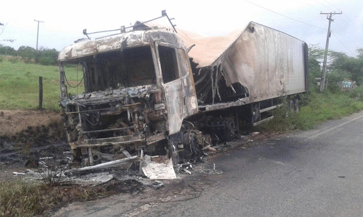 Carreta pega fogo na BA-233, próximo a Ipirá; motorista sofre graves queimaduras