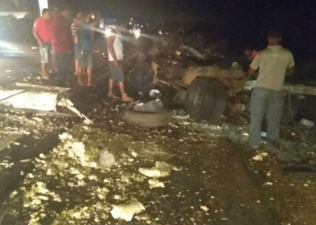 Quadrilha atravessa caminhão em rodovia e explode carro-forte