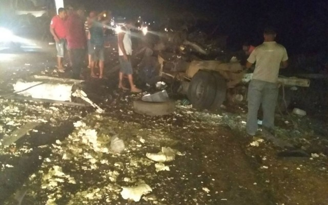Quadrilha atravessa caminhão em rodovia e explode carro-forte