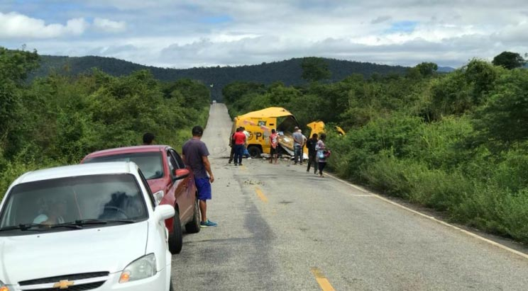 Bandidos explodem carro-forte, roubam dinheiro e armas entre Caém e Jacobina