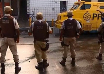 Carro-forte fica ‘preso’ em alagamento em Salvador e polícia faz escolta