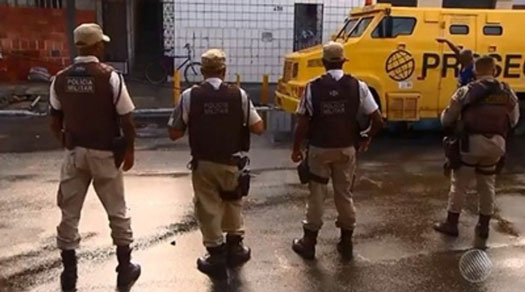 Carro-forte fica ‘preso’ em alagamento em Salvador e polícia faz escolta