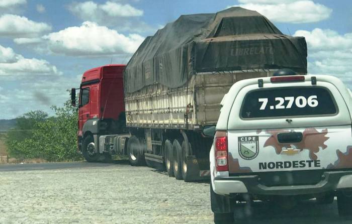 Policiais da CIPE/Nordeste sofrem acidente após carreta realizar ultrapassagem indevida