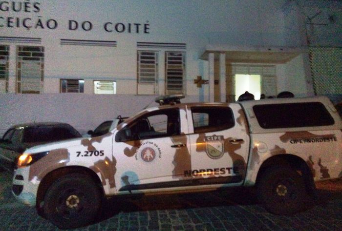 Coité – Troca de tiros termina com suspeito de trafico de drogas morto e um policial ferido (Atualizada às 10h)