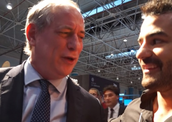 Ciro Gomes se irrita em entrevista e dá ‘tapa’ em blogueiro
