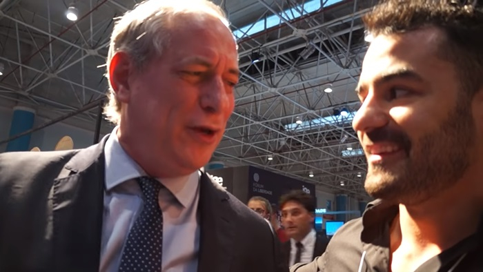 Ciro Gomes se irrita em entrevista e dá ‘tapa’ em blogueiro