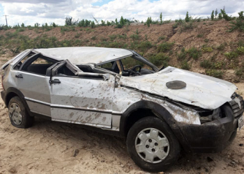 Mulher passa mal enquanto dirige e capota veículo na BA 120