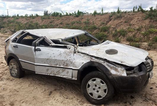 Mulher passa mal enquanto dirige e capota veículo na BA 120