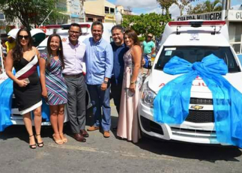 Araci – Prefeito entrega duas ambulâncias durante festa de 59 anos de emancipação do município