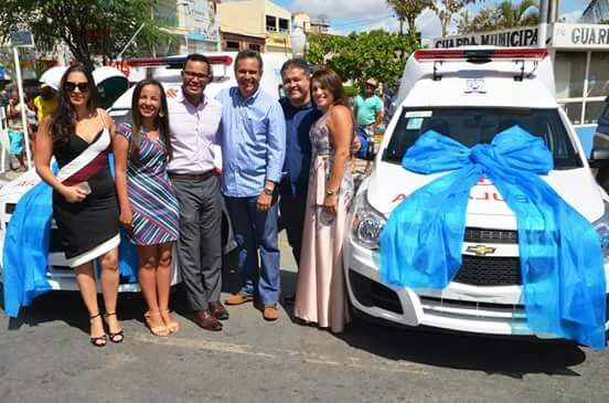 Araci – Prefeito entrega duas ambulâncias durante festa de 59 anos de emancipação do município