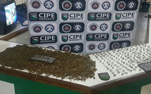PM apreende 316 porções de drogas e 600 embalagens para cocaína