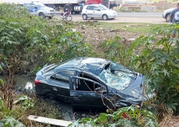 Carro em fuga depois de assaltar posto em Teofilândia, atropela e mata mulher na BR 116 em Serrinha
