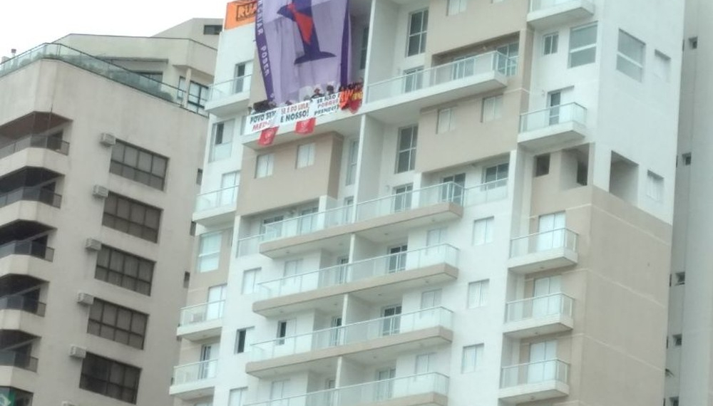 SP – Manifestantes ocupam triplex atribuído a Lula em Guarujá