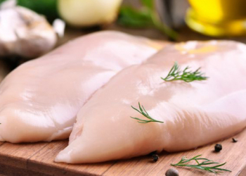 Anvisa proíbe lote de peito de frango por risco de meningite