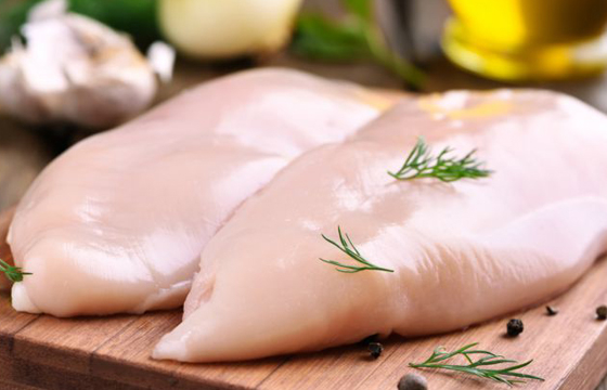 Anvisa proíbe lote de peito de frango por risco de meningite