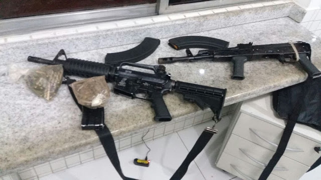 Jaguarari – PRF apreende dois fuzis e munições em veículo abandonado depois de furar bloqueio na BR 407