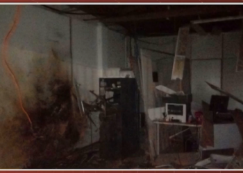 Bandidos armados explodem agência e usam maçarico para abrir caixa eletrônico na Bahia; grupo disparou cerca de 50 tiros