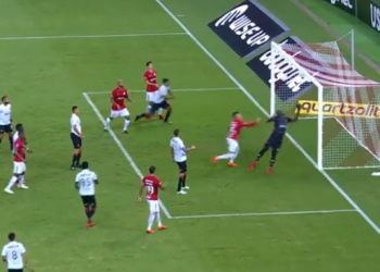 Copa do Brasil: Caique falha feio e permite a derrota do Vitória para o Inter aos 44 do 2º tempo