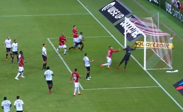 Copa do Brasil: Caique falha feio e permite a derrota do Vitória para o Inter aos 44 do 2º tempo