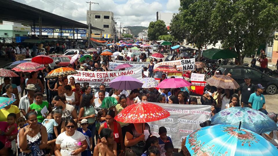 Itiúba: professores vão as ruas em protesto contra a Prefeitura Municipal