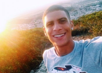 Motociclista de 24 anos morre ao colidir na traseira de caminhão
