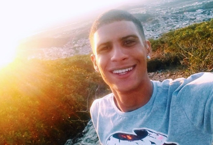 Motociclista de 24 anos morre ao colidir na traseira de caminhão