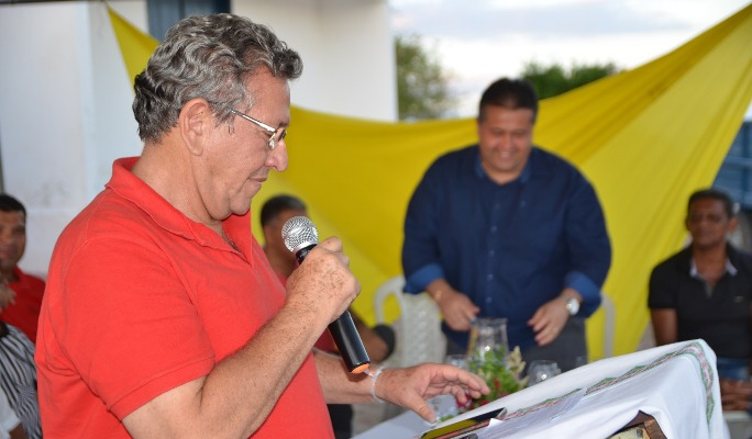 Deputados Luiz Caetano e Alex da Piatã participaram de entrega de dois tratores de pneus em Santa Bárbara