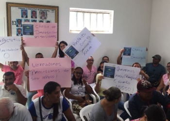 Servidores públicos de Quijingue entram no segundo dia de paralisação e ocupam a Câmara Municipal