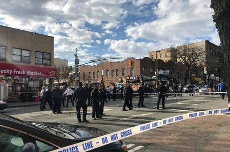 Polícia de Nova York confunde cano com arma e mata homem negro