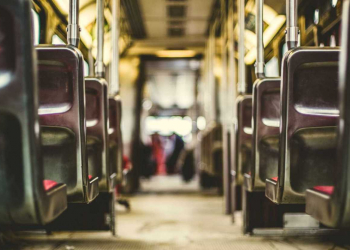 Ladrões assaltam ônibus errado e pedem desculpas a passageiros antes de fuga, diz PM