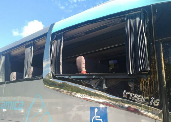 Ônibus do Bahia é atacado por pedradas na chegada ao Barradão