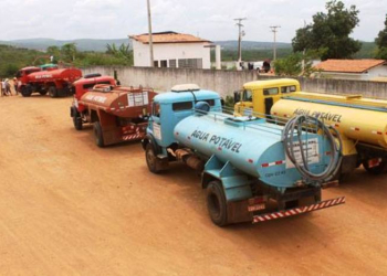 Dezenove comunidades rurais de Valente continuam sendo abastecidas com caminhões pipa
