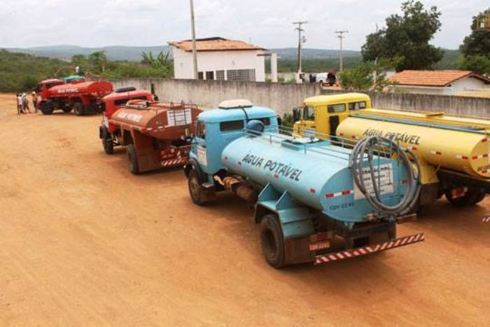 Dezenove comunidades rurais de Valente continuam sendo abastecidas com caminhões pipa