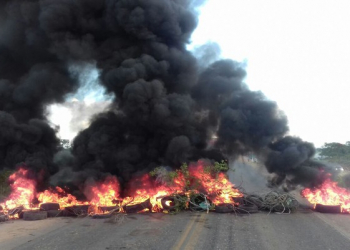 Protesto contra prisão do ex-presidente Lula fecha rodovia BR 116 em Lamarão