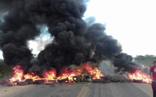 Protesto contra prisão do ex-presidente Lula fecha rodovia BR 116 em Lamarão