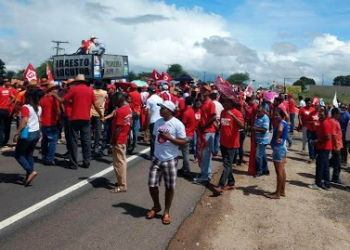Manifestantes bloquearam a BR 324 em Capim Grosso em protesto contra a prisão de Lula