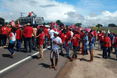 Manifestantes bloquearam a BR 324 em Capim Grosso em protesto contra a prisão de Lula