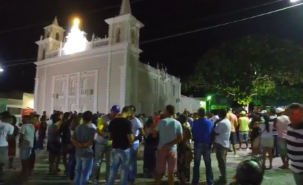 Manifestação pró Lula reúne centenas de pessoas na Praça da Matriz em Coité