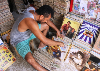 Em plena era digital comerciante tira o sustento da compra e venda de discos em vinil