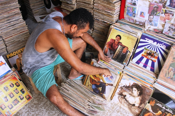 Em plena era digital comerciante tira o sustento da compra e venda de discos em vinil